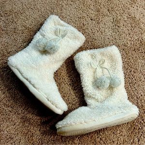 White fluffy slippers K
